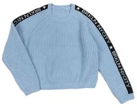 Svetlomodrý rebrovaný pletený crop sveter s čierným pruhom s nápismi C&A
