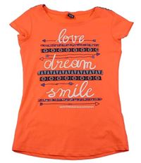 Kriklavoě oranžové športové tričko s nápismi a šipkami a vzorovanymi pruhmi Y.F.K.