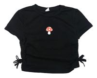 Čierne crop tričko s houbou Shein