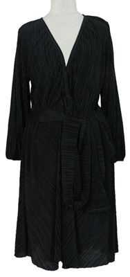Dámske čierne plisované šaty s opaskom