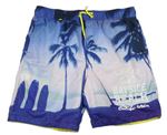 Modro-světlerůžové plážové kraťasy s palmami a surfy