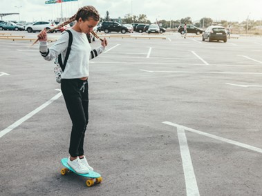 Teenager na skateboardu