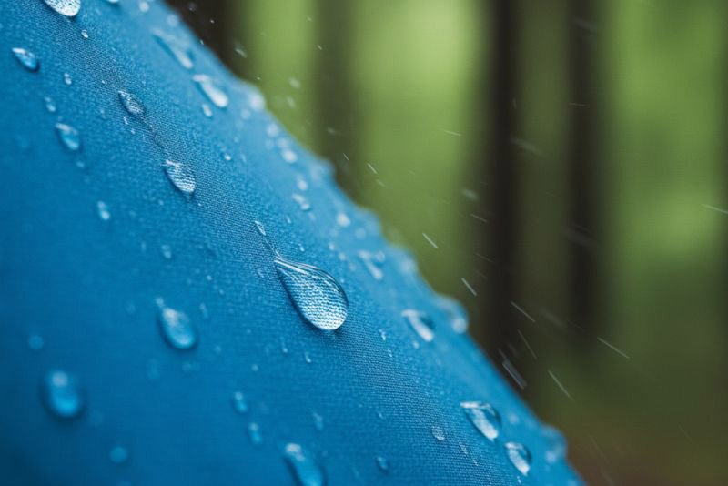 Kapky deště na oblečení