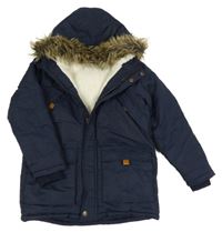 Tmavomodrá šusťáková zimní bunda s kapucí s kožešinou 