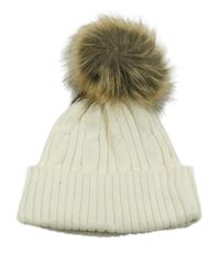 Bílá čepice s bambulí