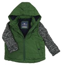 Tmavozelená prošívaná šusťáková zateplená vesta s tmavomodro/bílými melírovanými pletenými rukávy a kapucí George