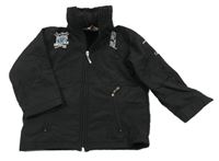 Čierna šušťáková jarná bunda s nápismi a ukrývací kapucňou Camp David