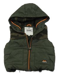 Tmavokhaki-army kockovaná šusťákovo/huňatá zateplená vesta s nášivkou a kapucňou F&F