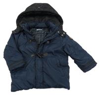 Tmavomodrá šusťáková zimní bunda s nášivkou a odepínací kapucí Mayoral