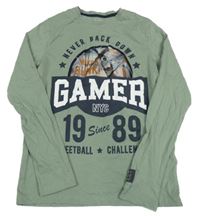 Khaki triko s míčem a nápisy a číslem C&A