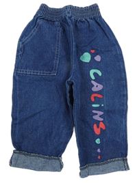 Tmavomodré rifle s nápisom