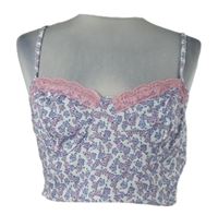 Nové - Dámský fialovo-bílý kytičkovaný crop top s krajkou Boohoo 