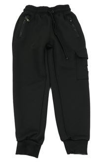 Čierne tepláky s vreckom