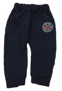 Tmavomodré tepláky s nášivkou 