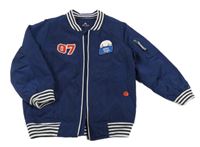 Tmavomodrý šusťákový zateplený bomber s číslom a pruhmi allo&lugh