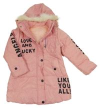 Růžový prošívaný šusťákový zimní kabát s nápisy a odepínací kapucí s kožešinou 