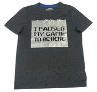 Sivé tričko s potlačou s nápismi a překlápěcími flitre F&F