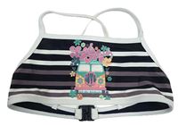 Čierno-bielo-tmavosivá pruhovaná plavková lambáda s autom