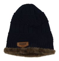 Tmavomodrá pletená zateplená čepice s nášivkou 