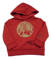 Červená mikina s béžovým potiskem a kapucí 