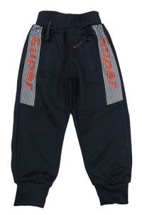 Tmavomodré tepláky s nápisem