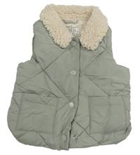 Světlekhakišedá prešívaná šušťáková zateplená vesta s huňatým golierikom zn. F&F