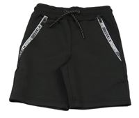 Černé teplákové sportovní kraťasy s pruhem s nápisy dopodopo