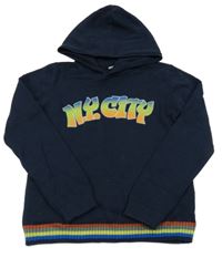 Tmavomodrý svetr s nápisem a kapucí S. Oliver