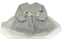 Světlešedé žebrované šaty s květy a tylovou sukní 