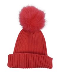 Dámska ružová čapica s brmbolcom