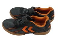 Tmavošedo-černo-oranžové textilno/koženkové sálovky hummel vel. 35