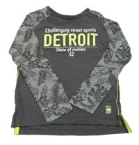 Tmavošedo-květované triko s nápisem WE