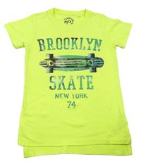 Neónově žlté tričko s nápisom a skateom Next