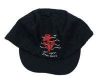 Tmavomodrá kšiltovka s s kotvou a nápisem Kiabi