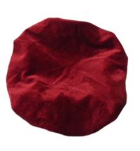 Červený sametový baret