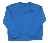 Modrá mikina s nápisom