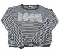 Antracitovo-biely pruhovaný crop sveter s nápisom Yigga