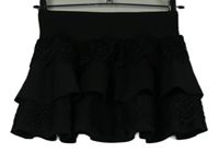 Dámska čierna sukňa s volánikmi a čipkou