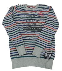 Sivo-farebný pruhovaný sveter s nápisom