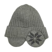 Šedá žebrovaná čepice s vločkami 