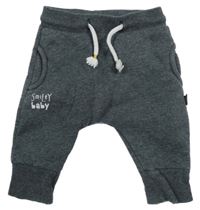 Tmavošedé tepláky  s nápisem a potiskem 