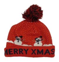 Červená pletená vianočná čapica so sněhuláky