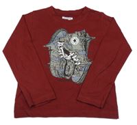 Vínové tričko s topánkami Converse