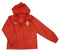 Červená šusťáková bunda s erbem a kapucí Mitre