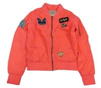 Neonově růžová šusťáková jarní bunda s nášivkami Cars