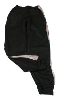 Čierne tepláky s pruhom