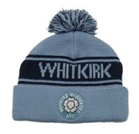 Modrá čepice s tmavomodrým pruhem a nášivkou a bambulí 