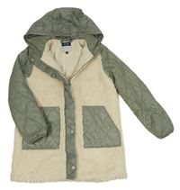 Béžovo-zelená huňatá zateplená bunda s šušťákovymi rukávy a kapucňou kiabi