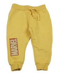 Hořčicové tepláky s nápisem Marvel