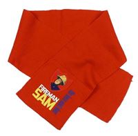 Červená pletená šála se Samem George